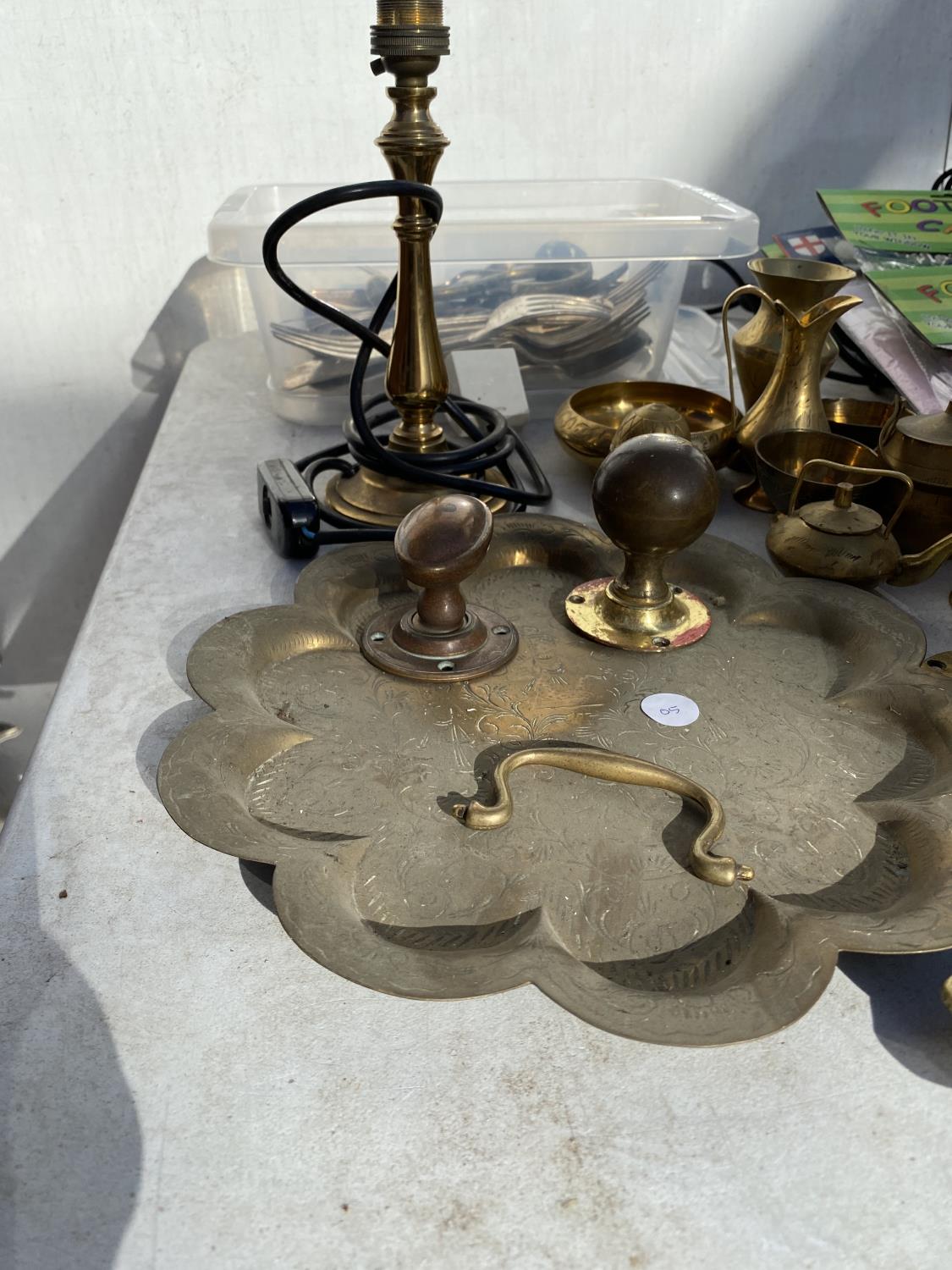 AN ASSORTMENT OF BRASS WARE TO INCLUDE A CANDLESTICK CONVERTED TO A LAMP AND A FURTHER ASSORTMENT OF - Image 3 of 5