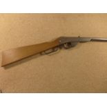 A DAISY 'WINCHESTER STYLE' .177 CALIBRE AIR RIFLE, WITH 81CM BLADE