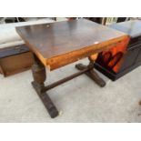 AN EARLY 20TH CENTURY OAK DRAW-LEAF DINING TABLE, 36x27"