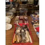 A COLLECTION OF MIXED FLATWARE TO INCLUDE BOXED TABLE KNIVES