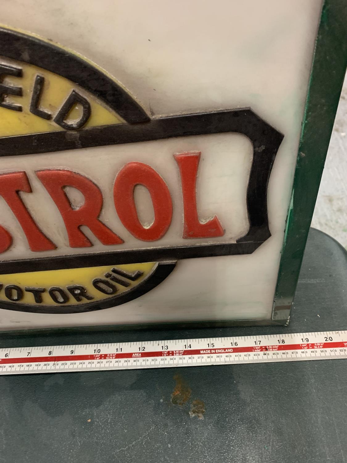 AN ILLUMINATED 'CASTROL' SIGN - Image 3 of 3