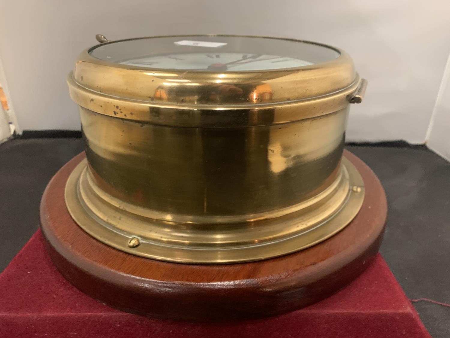 A LARGE BRASS SHIP'S CLOCK WITH KEY - 20CM DIAMETER - Image 4 of 5