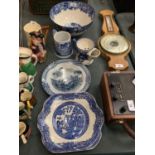 A SELECTION OF BLUE AND WHITE WARE TO INCLUDE A SPODE TANKARD AND A PLATE DATED 'XMAS 1927'