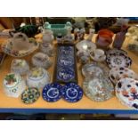 A LARGE COLLECTION OF ASSORTED CERAMICS AND GLASS WARE TO INCLUDE CABINET PLATES, TILED SERVING