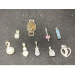 NINE VARIOUS NECKLCE PENDANTS TO INCLUDE CLEAR STONE, COLOURED STONE, PEARL ETC