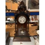 A VERY LARGE ORNATE CARVED MANTEL CLOCK WITH DOG HEAD CAMEO TO TOP - 88CM HIGH (KEY)