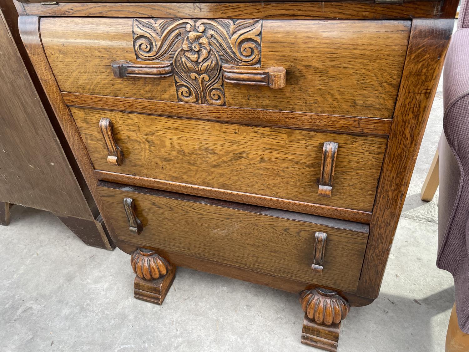 AN EARLY 20TH CENTURY OAK BUREAU, 27" WIDE - Image 3 of 4