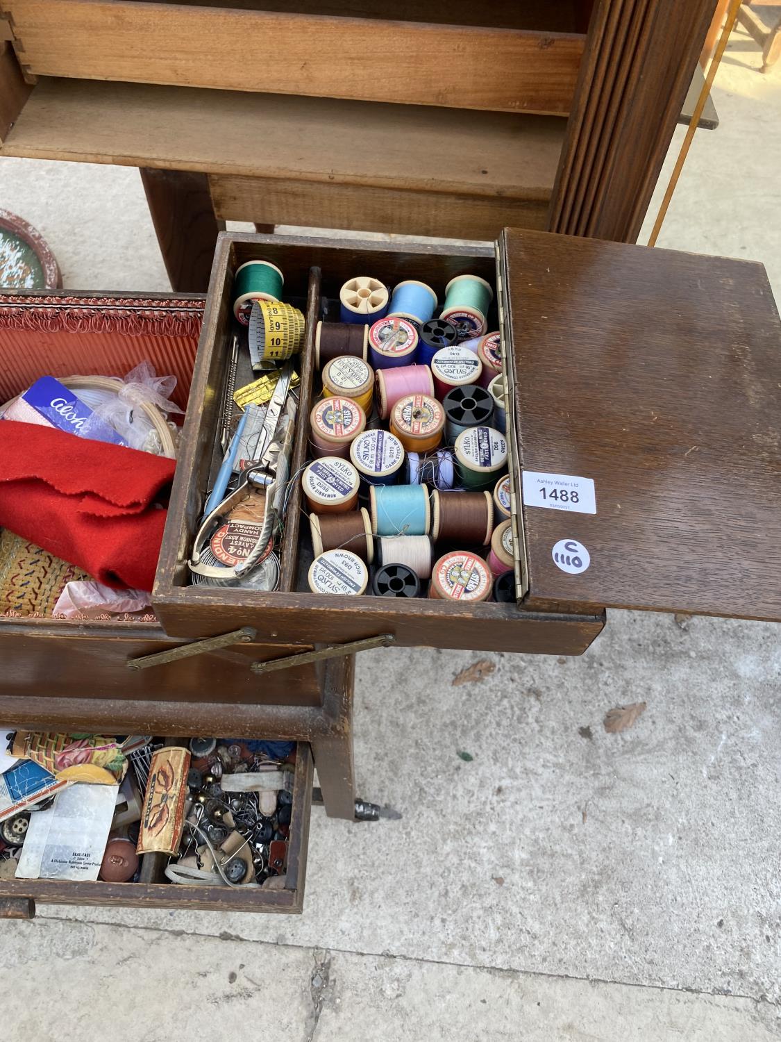 A VINTAGE SEWING BOX TO INCLUDE AN ASSORTMENT OF SEWING ITEMS - Image 2 of 5