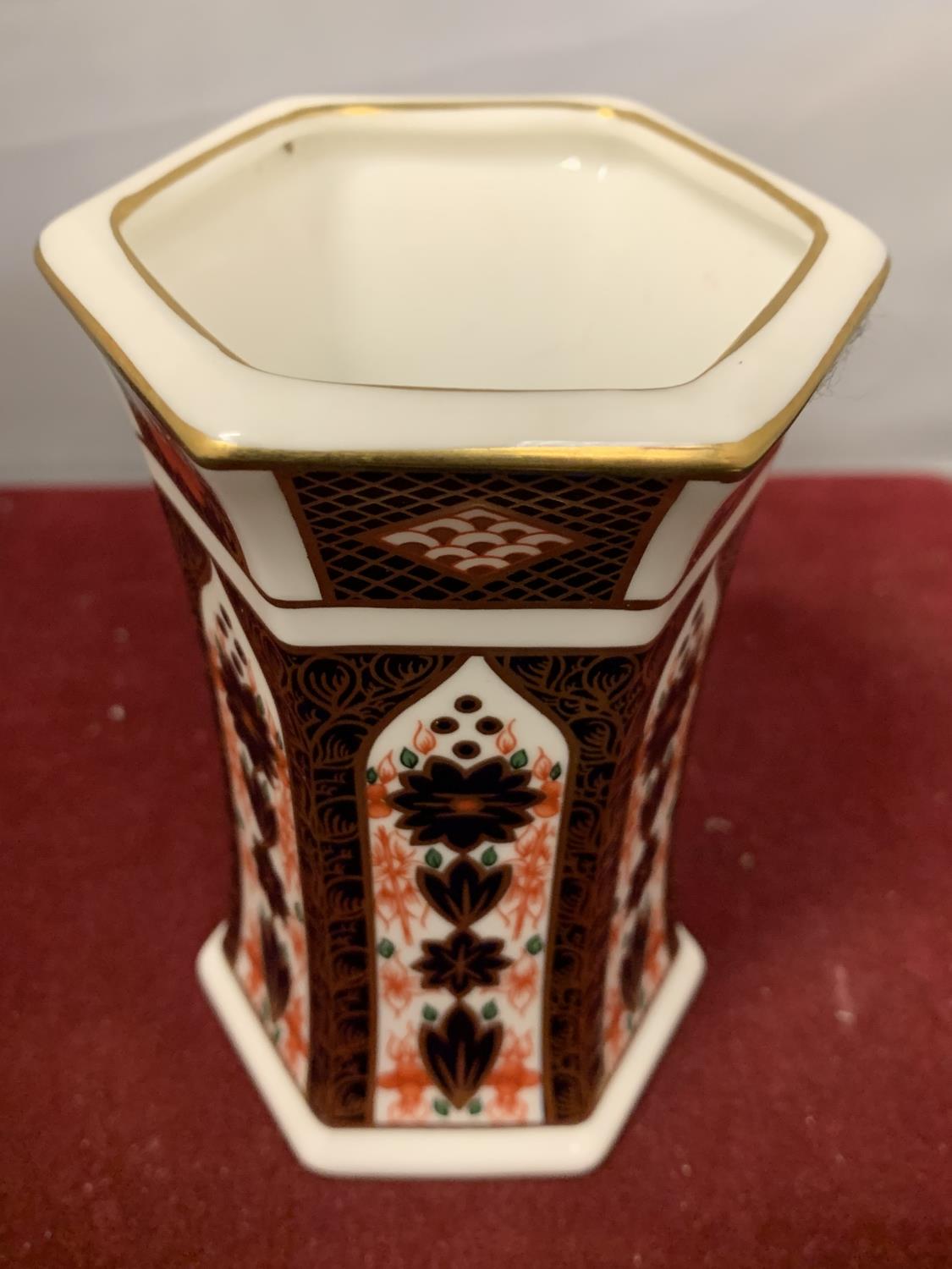A ROYAL CROWN DERBY HEXAGONAL VASE APPROXIMATELY 11CM TALL - Image 2 of 3