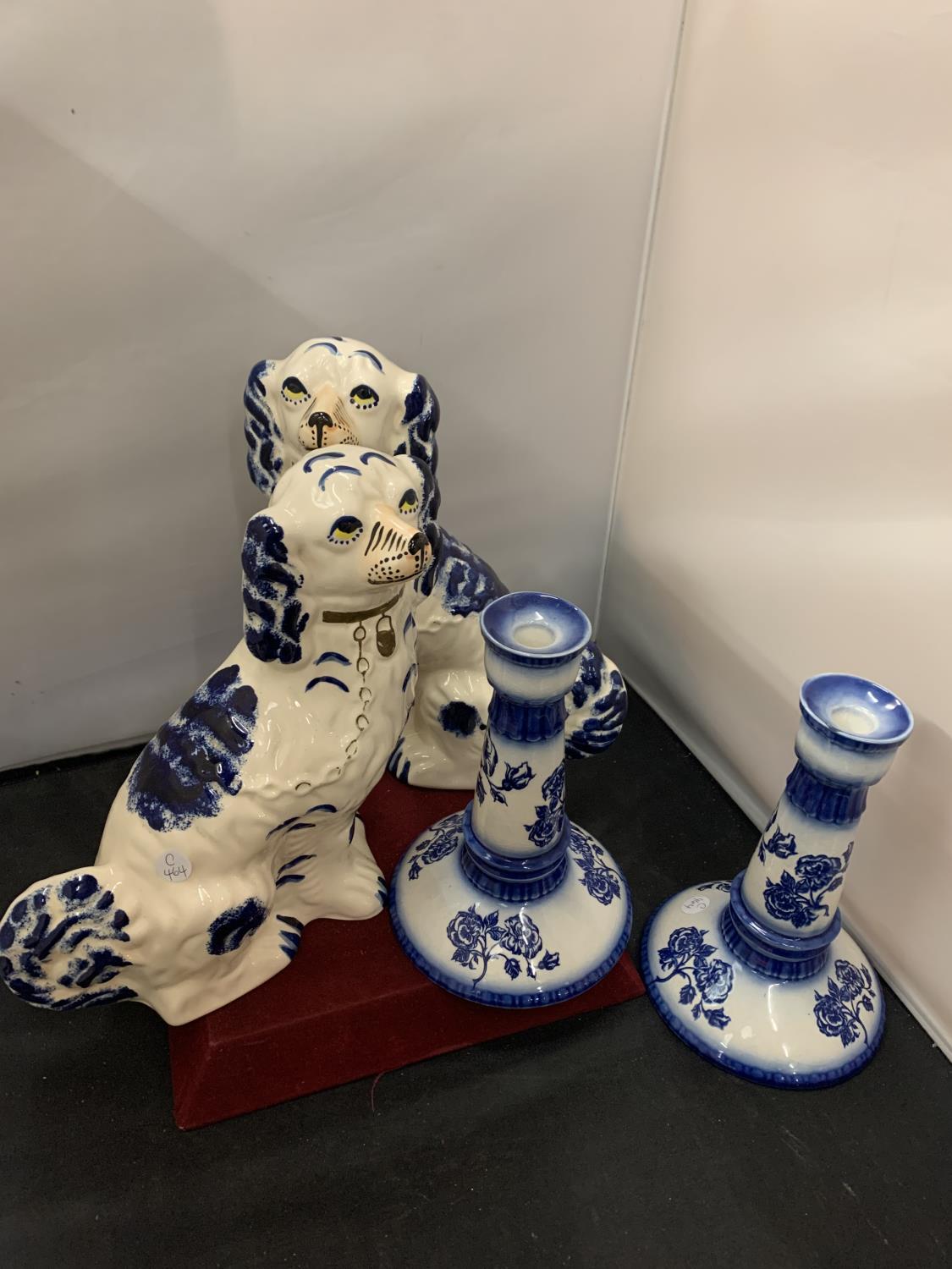 A PAIR OF LARGE BLUE AND WHITE STAFFORDSHIRE FLATBACK SPANIELS TO INCLUDE A PAIR OF CARLTON WARE