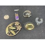 VARIOUS ITEMS TO INCLUDE A SILVER HORSESHOE PENDANT AND RING, TWO BROOCHES, A PENDANT AND A