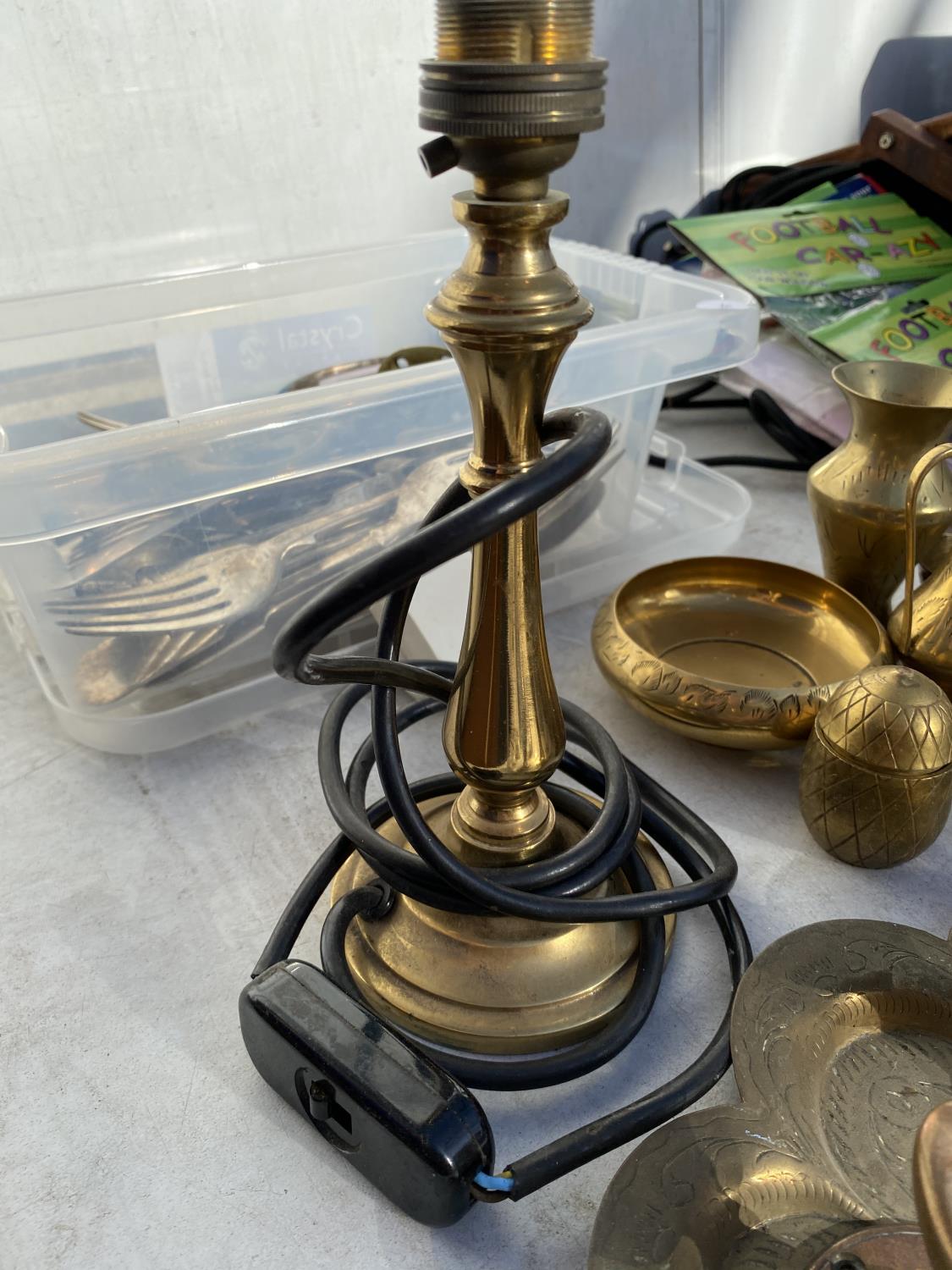AN ASSORTMENT OF BRASS WARE TO INCLUDE A CANDLESTICK CONVERTED TO A LAMP AND A FURTHER ASSORTMENT OF - Image 4 of 5