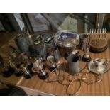 A COLLECTION OF SILVER PLATED WARE TO INCLUDE TROPHYS, SERVING TRAYS, CHAMBERSTICK, PHOTO FRAMES ETC