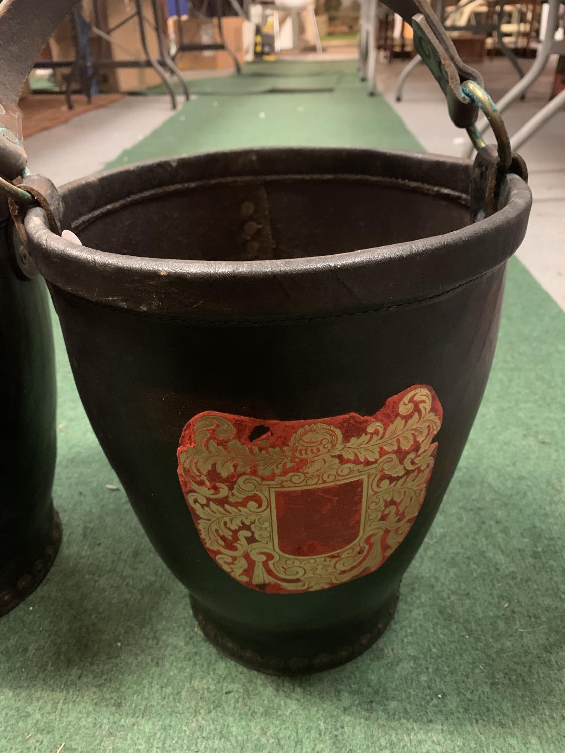 A PAIR OF VINTAGE LEATHER HORSE BUCKETS WITH STRAPS - Image 2 of 3