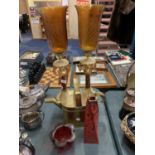 A COLLECTION OF MIXED ITEMS TO INCLUDE A PAIR OF ORNATE BRASS CANDLE HOLDERS WITH AMBER GLASS