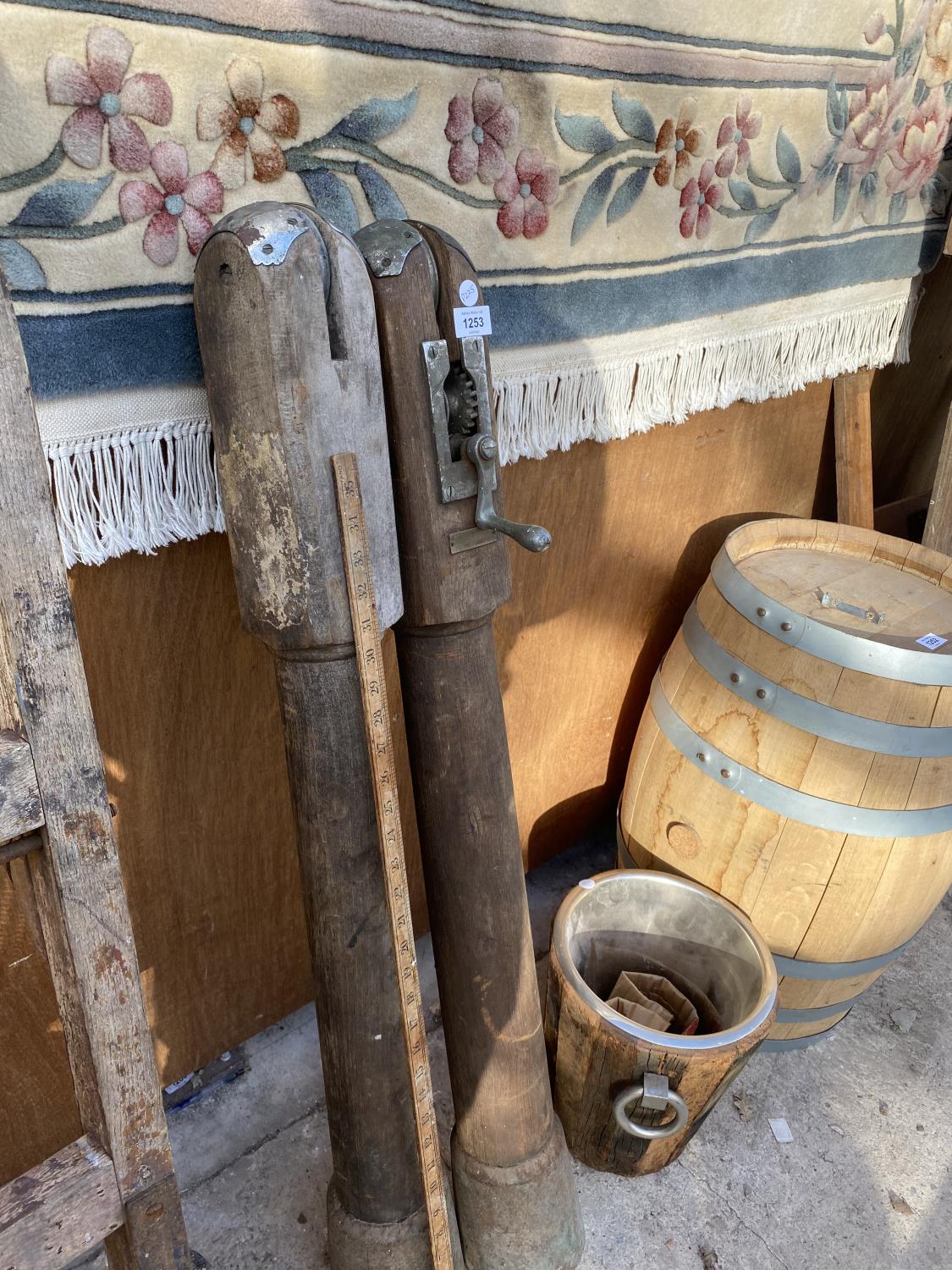 A PAIR OF VINTAGE WOODEN TENNIS NET POSTS - Image 4 of 5