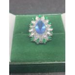 A LARGE BLUE WHITE AND GREEN FLOWER ART DECO STYLE RING SIZE L 6.77 GRAMS