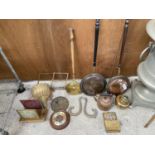 A LARGE COLLECTION OF BRASS WARE TO INCLUDE THREE BED WARMERS, AN OIL LAMP AND A KETTLE