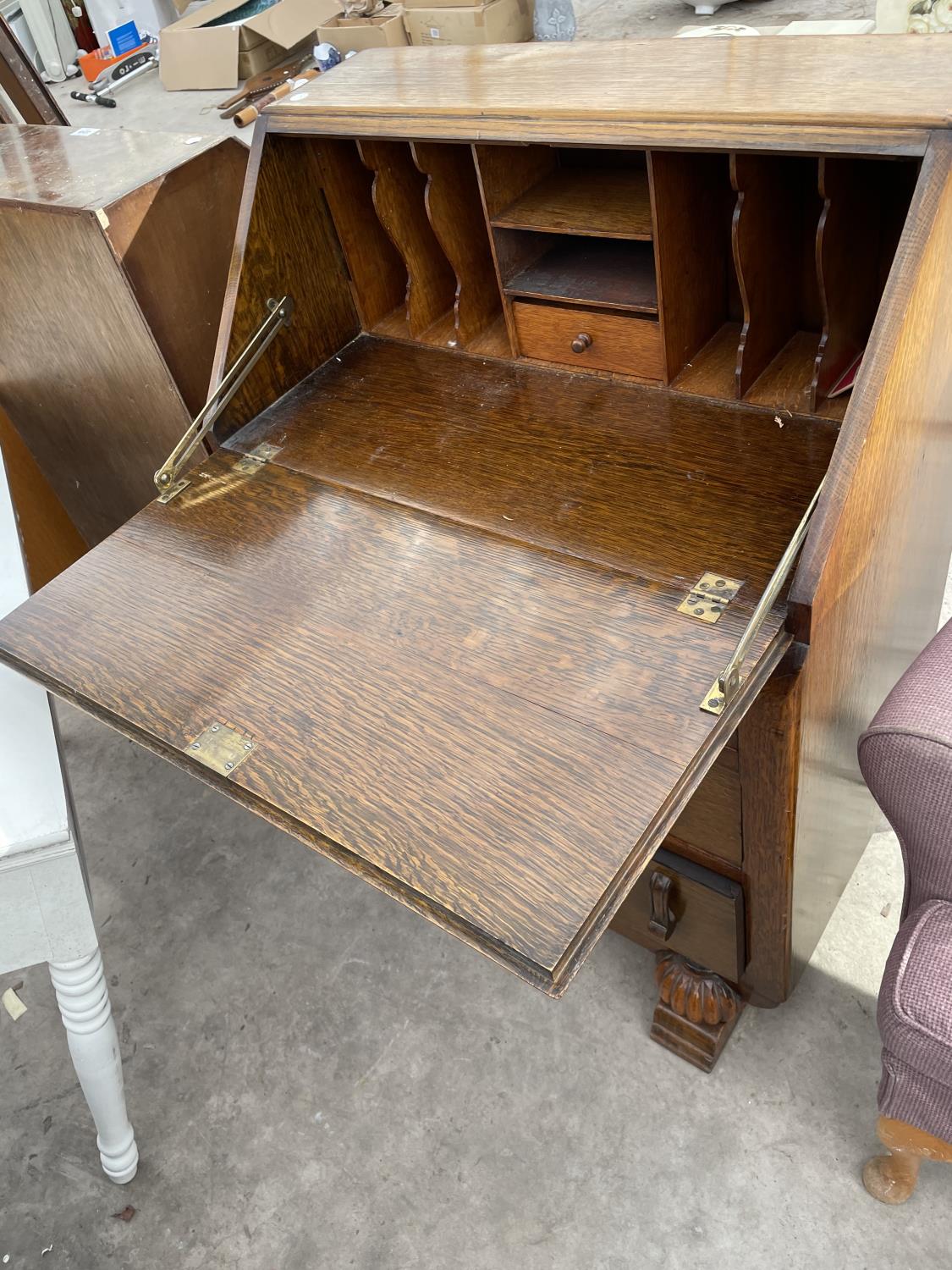 AN EARLY 20TH CENTURY OAK BUREAU, 27" WIDE - Image 4 of 4