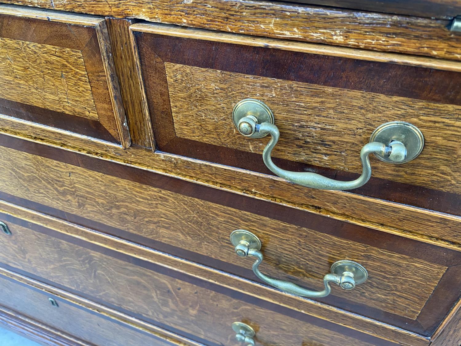 A GEORGE III OAK AND CROSSBANDED FALL FRONT BUREAU WITH FITTED INTERISOR, 45.5" WIDE - Image 5 of 8