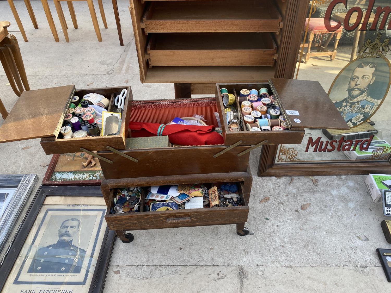 A VINTAGE SEWING BOX TO INCLUDE AN ASSORTMENT OF SEWING ITEMS