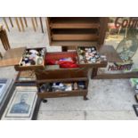 A VINTAGE SEWING BOX TO INCLUDE AN ASSORTMENT OF SEWING ITEMS