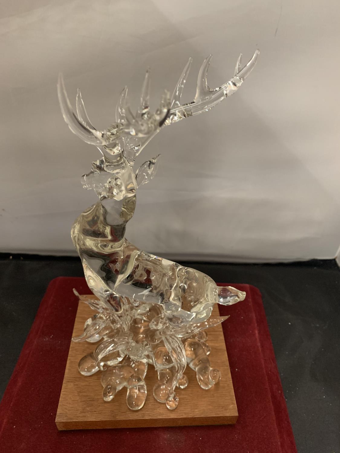 A CRYSTAL GLASS SCULPTURE BY BONILLA OF A STAG - Image 3 of 5