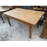 A VICTORIAN STYLE PINE KITCHEN TABLE ON TURNED LEGS, 60x36"