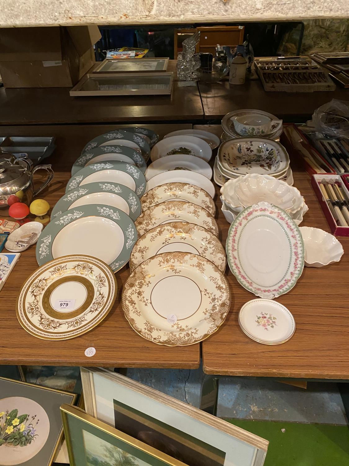 A COLLECTION OF MIXED CERAMICS TO INCLUDE CABINET PLATES