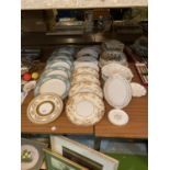 A COLLECTION OF MIXED CERAMICS TO INCLUDE CABINET PLATES
