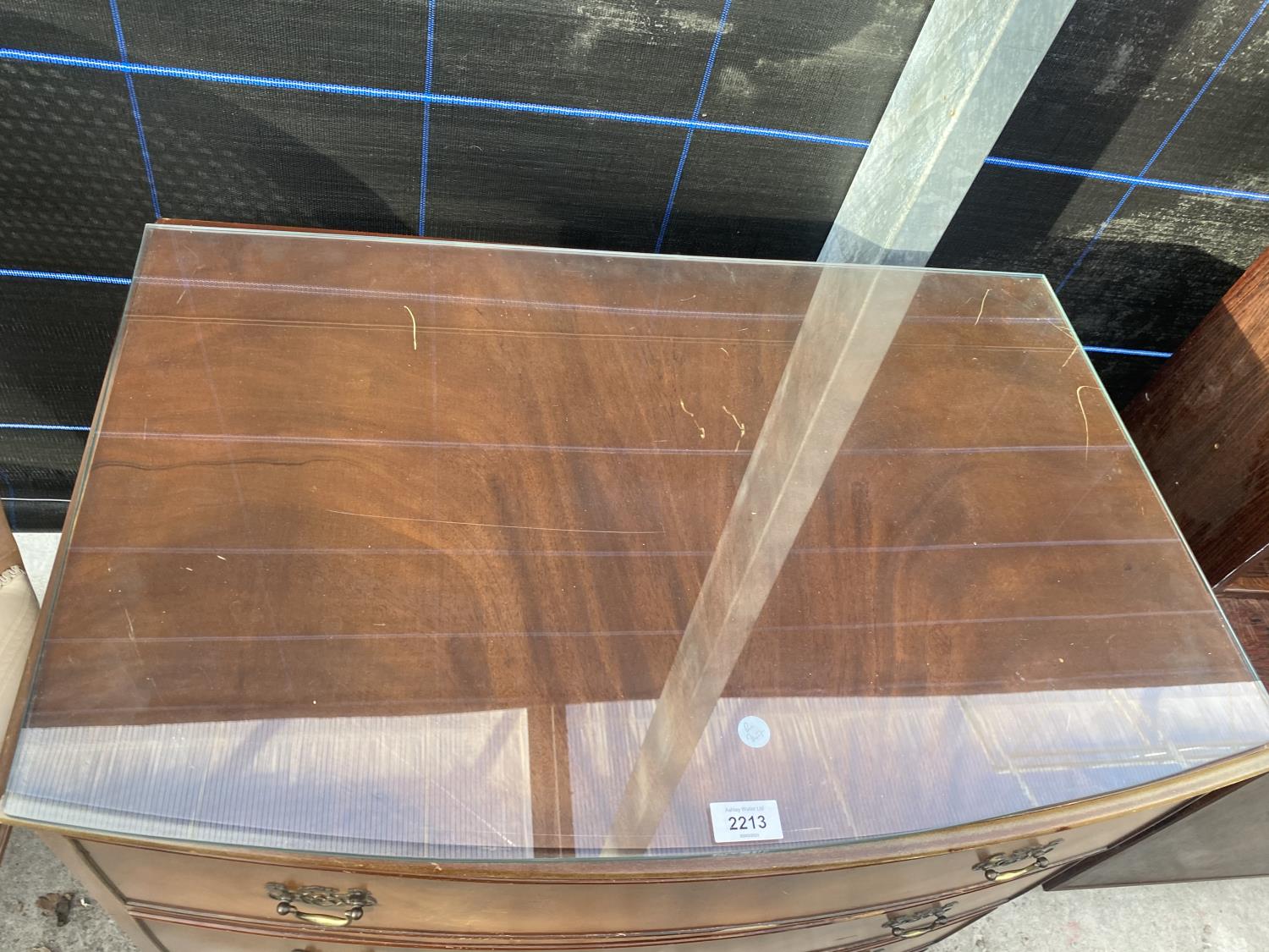 A REPRODUCTION MAHOGANY BOWFRONTED CHEST OF FOUR DRAWERS, 30" WIDE - Image 2 of 3