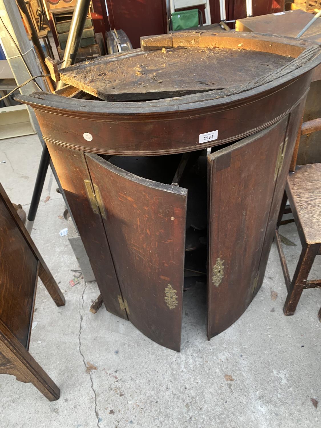 A GEORGE III OAK CROSSBANDED CORNER CUPBOARD WITH SHAPED INTERIOR SHELVES, 27" WIDE