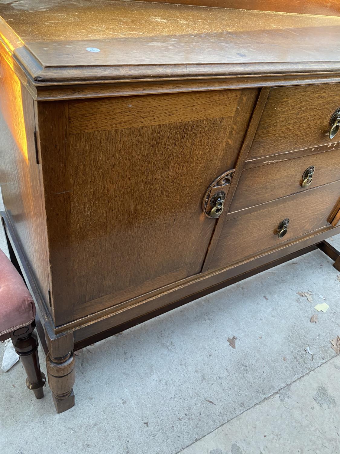 AN EARLY 20TH CENTURY OAK SIDEBOARD, 53" WIDE - Image 4 of 4