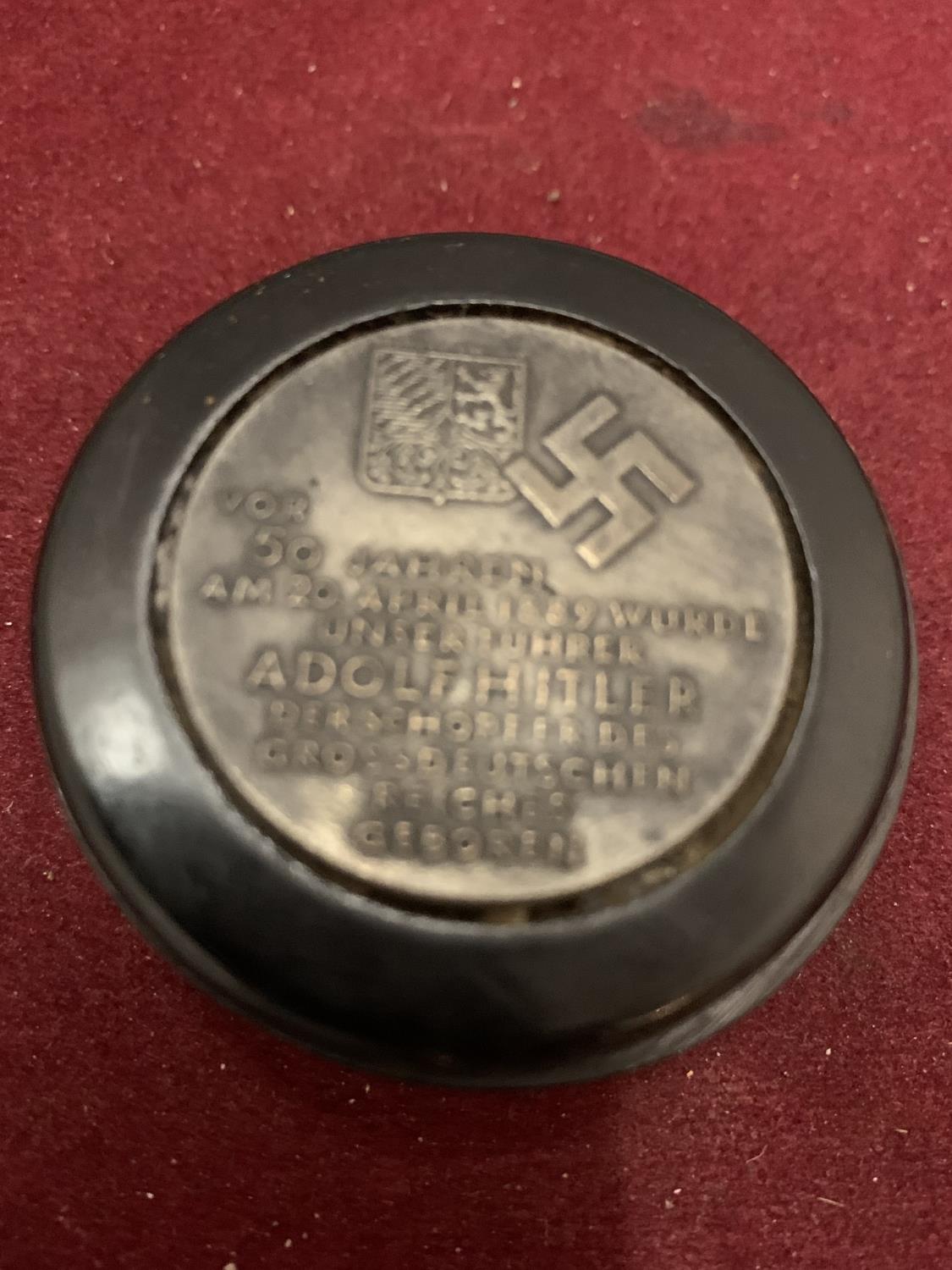 A GERMAN SNUFF BOX WITH RELATED WWII ENGRAVING - Image 2 of 2