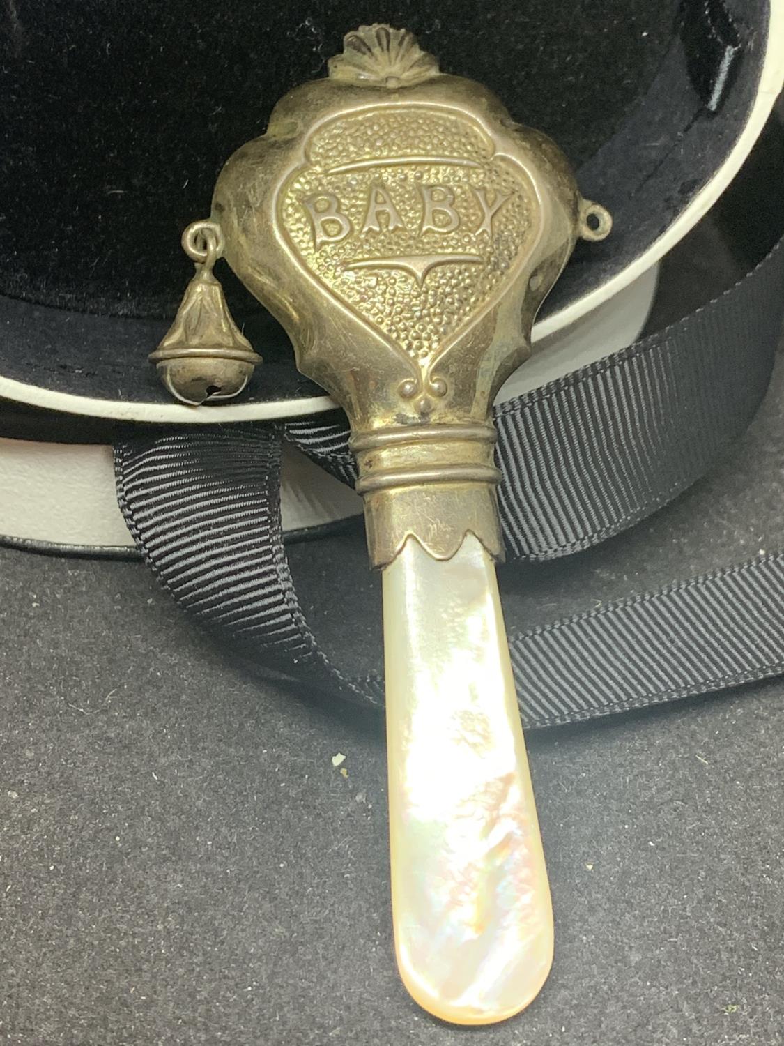 A VICTORIAN HALLMARKED BIRMINGHAM SILVER BABY RATTLE WITH A MOTHER OF PEARL HANDLE IN A PRESENTATION - Image 2 of 3