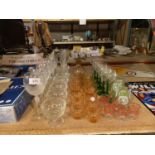 A COLLECTION OF GLASS WARE TO INCLUDE DRINKING GLASSES