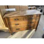 AN EARLY 20TH CENTURY OAK CHEST OF DRAWERS