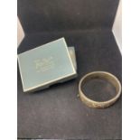 A HALLMARKED BIRMINGHAM SILVER BANGLE IN A PRESENTATION BOX WEIGHT 29.6 GRAMS