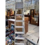 A SIX RUNG ALUMINIUM STEP LADDER