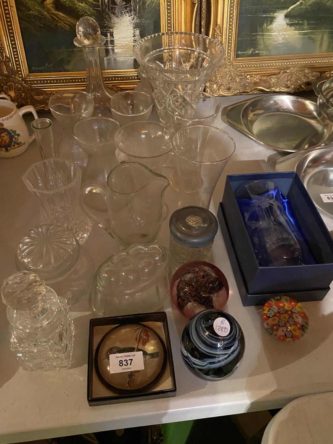 A VARIETY OF GLASSWARE TO INCLUDE A DECANTER, A VASE AND PAPER WEIGHTS ETC