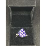 A BLUE KITE ENAMEL ART DECO STYLE DRESS RING SIZE L WEIGHT 4.82 GRAMS