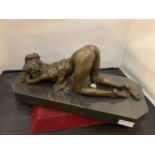 A EROTIC BRONZE SCULPTURE OF A FEMALE NUDE ON MARBLE BASE