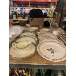 AN ASSORTMENT OF TABLEWARE TO INCLUDE ALFRED MEAKIN EXAMPLES