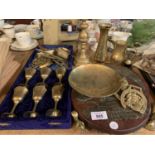 A LARGE QUANTITY OF BRASS ITEMS TO INCLUDE A BOXED SET OF SIX GOBLETS AND HORSE BRASSES ETC