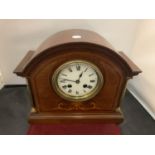 AN INLAID MAHOGANY MANTEL CLOCK WITH BRASS DETAIL