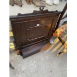 AN EARLY 20TH CENTURY OAK SINGLE GUN RACK WITH PANELLED BACK AND COMPARTMENT WITH LIFT-UP LID