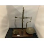 A PAIR OF ANTIQUE BRASS AVERY SCALES TO INCLUDE SIX WEIGHTS