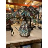 A TIFFANY STYLE TABLE LAMP (45CMS HIGH)