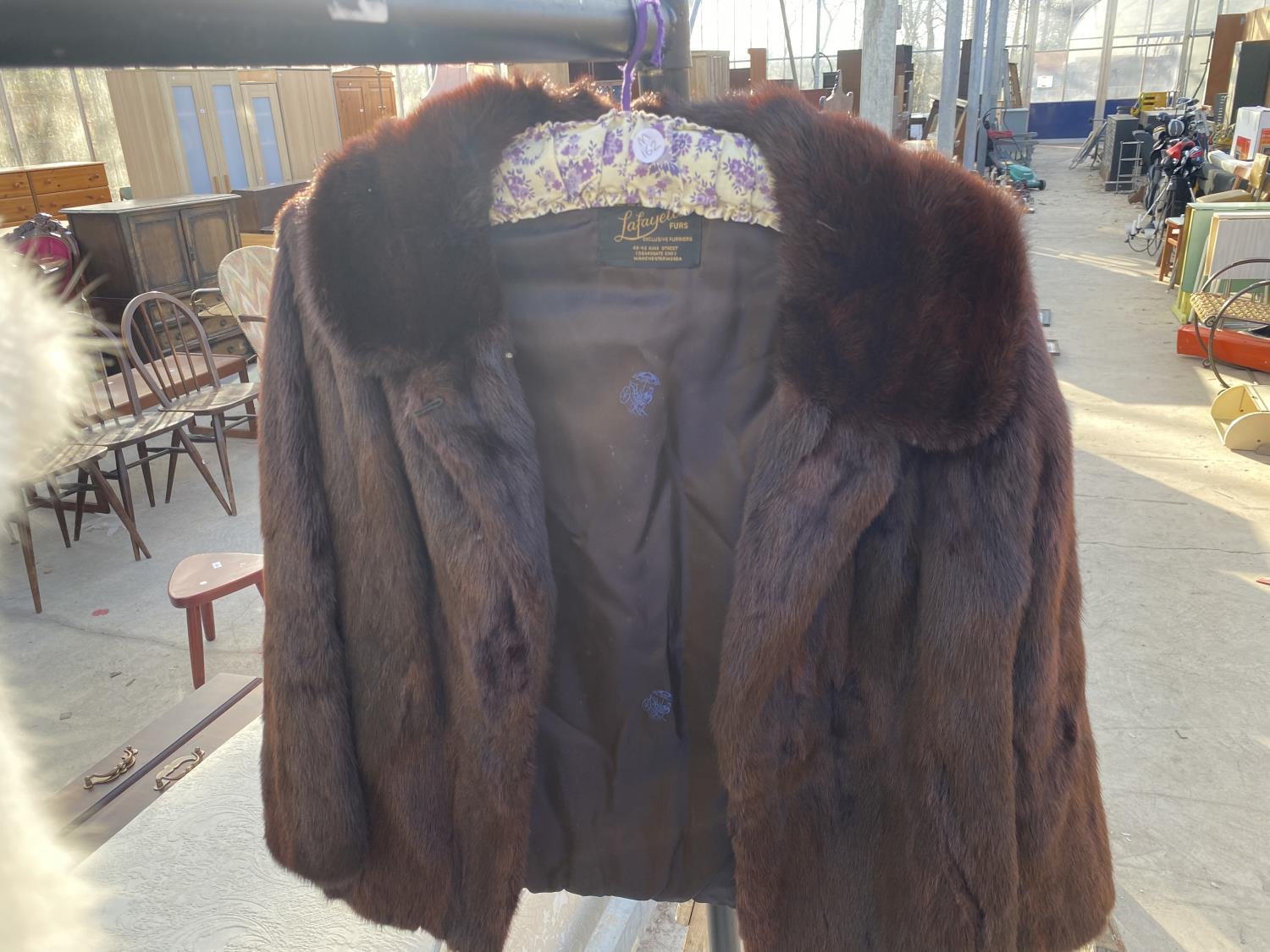 THREE ITEMS OF LADIES FAUX FUR CLOTHING TO INCLUDE JACKETS AND STOLE ETC - Image 4 of 5