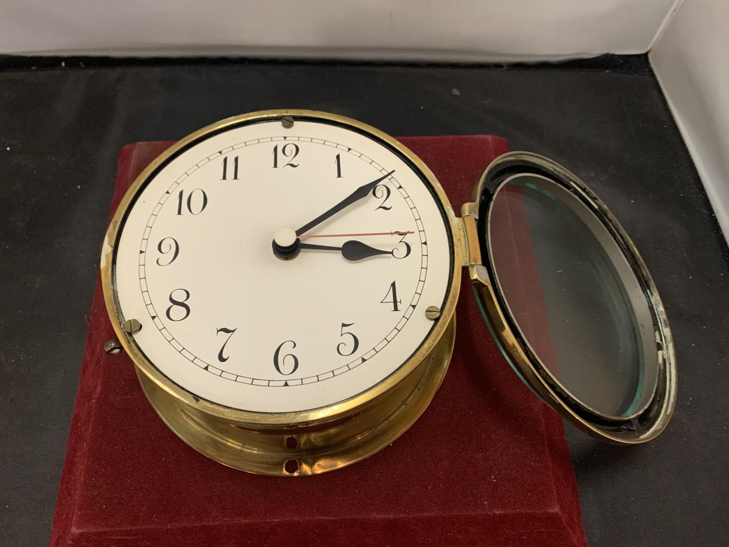 A BRASS SHIPS CLOCK WITH INSCRIPTIONS ON THE REVERSE DIAMETER:15CM - Image 2 of 6